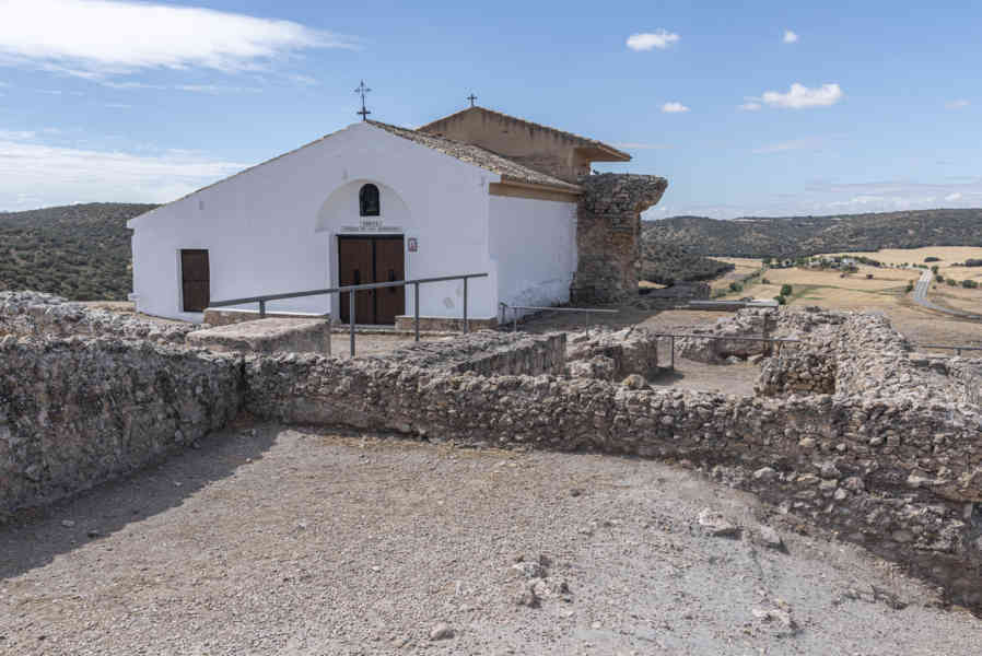 Cuenca - Saelices - parque arqueológico de Segóbriga 25 - ermita vírgen de los Remedios.jpg